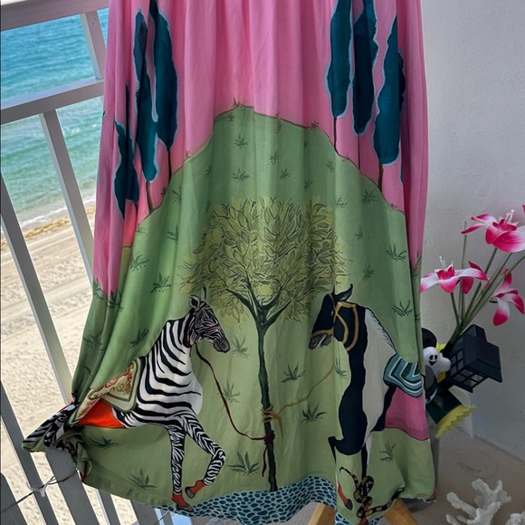 Maxi Dress with a floral Artistic Print - Picture 6 of 10